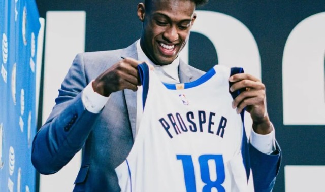 三分26%！培养失败，独行侠正式裁掉首轮秀，他才23岁啊，无奈